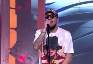 (VIDEO) AKA – FELA IN VERSACE (LIVE)